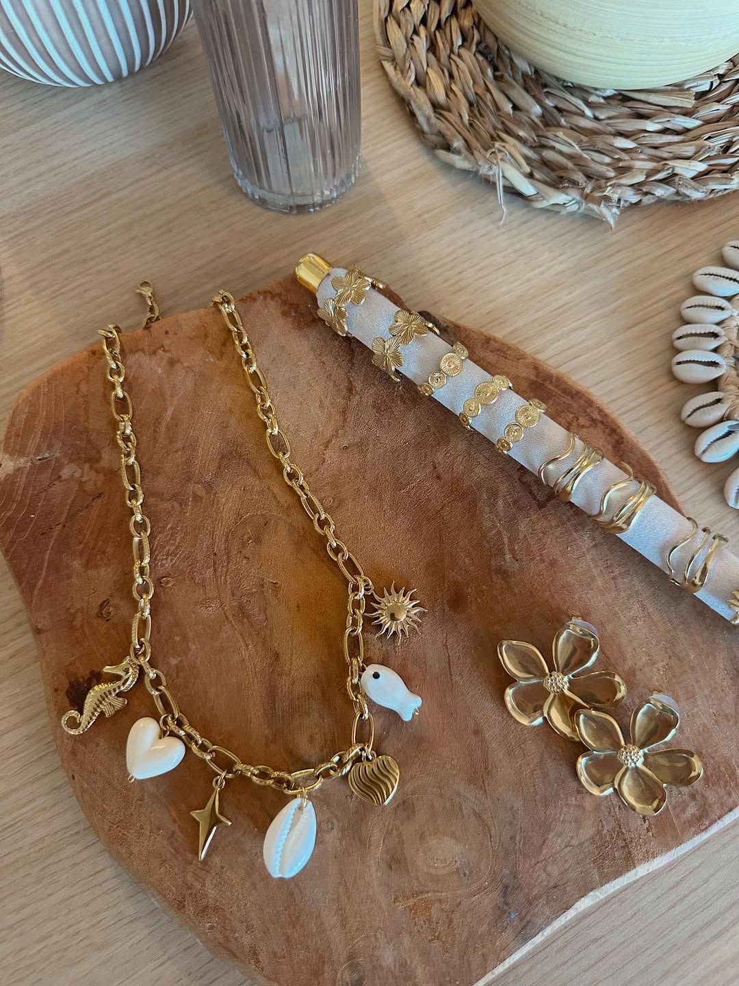 Photo d'un collier avec charms de Rosélie Créations